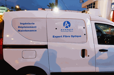 Impression et collage  de vinyle sur véhicules