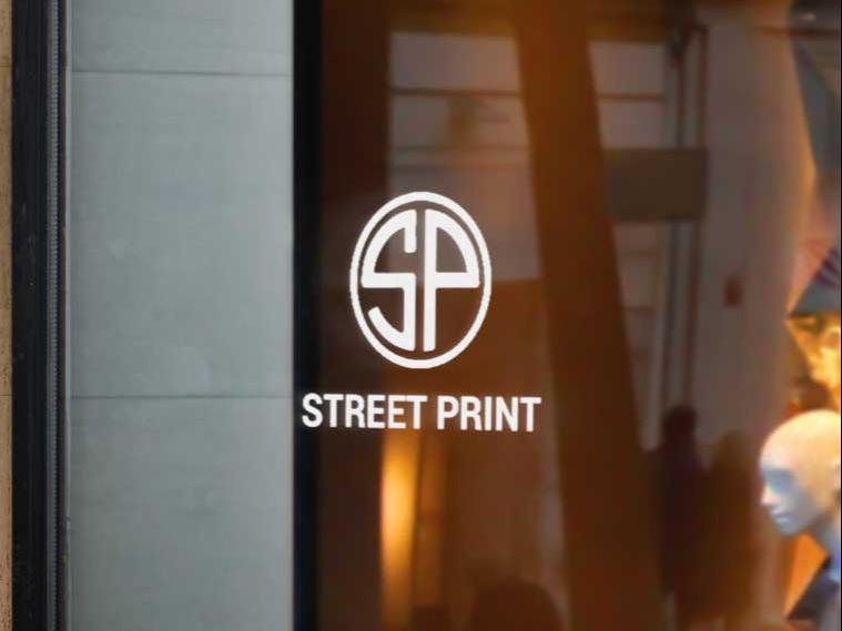 marquage publicitaire sur vitrine 